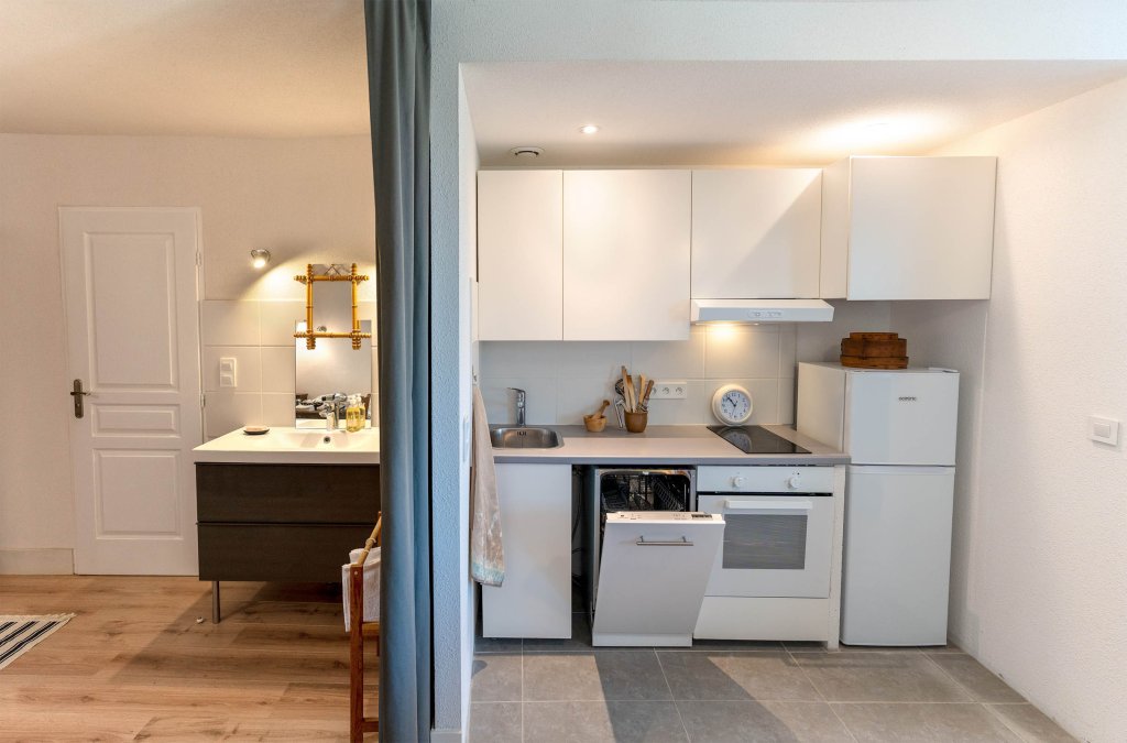 Gîte Jura Mauffans - Petit Gîte Bed &amp; Wine, chambre confortable location vacances entre vignes