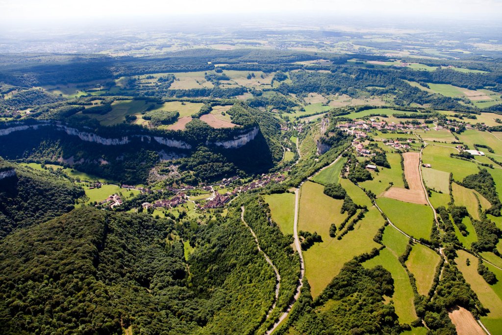 Tourisme Jura - Baume-les-Messieurs, Plus Beaux Villages de France, location vacances Mauffans près des reculées jurassiennes